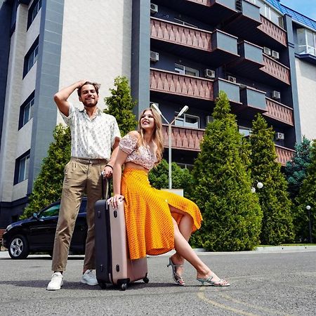 Golden Dragon Hotell Bisjkek Eksteriør bilde