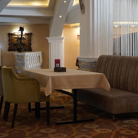 Golden Dragon Hotell Bisjkek Eksteriør bilde