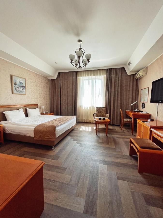 Golden Dragon Hotell Bisjkek Eksteriør bilde