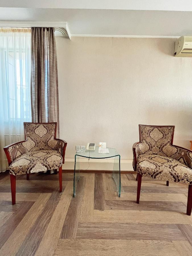 Golden Dragon Hotell Bisjkek Eksteriør bilde