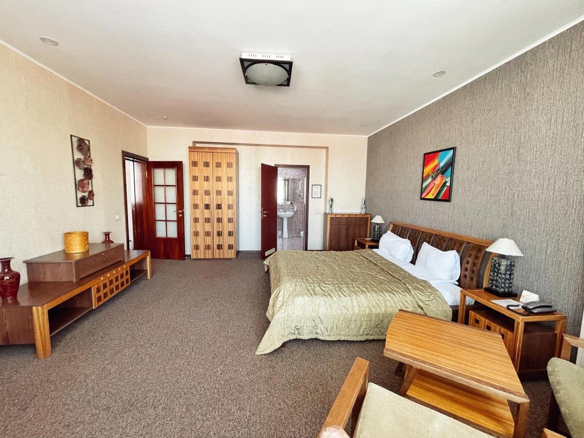 Golden Dragon Hotell Bisjkek Eksteriør bilde