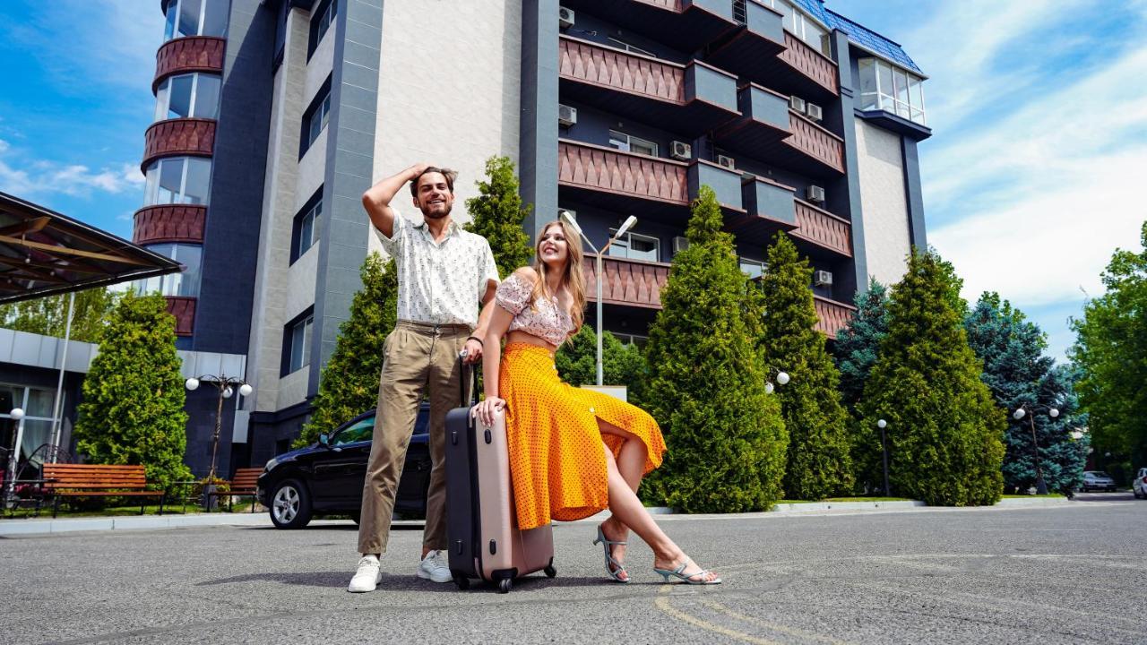 Golden Dragon Hotell Bisjkek Eksteriør bilde