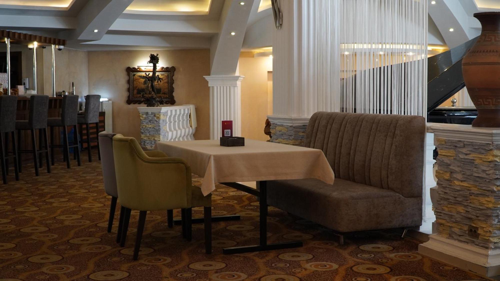 Golden Dragon Hotell Bisjkek Eksteriør bilde