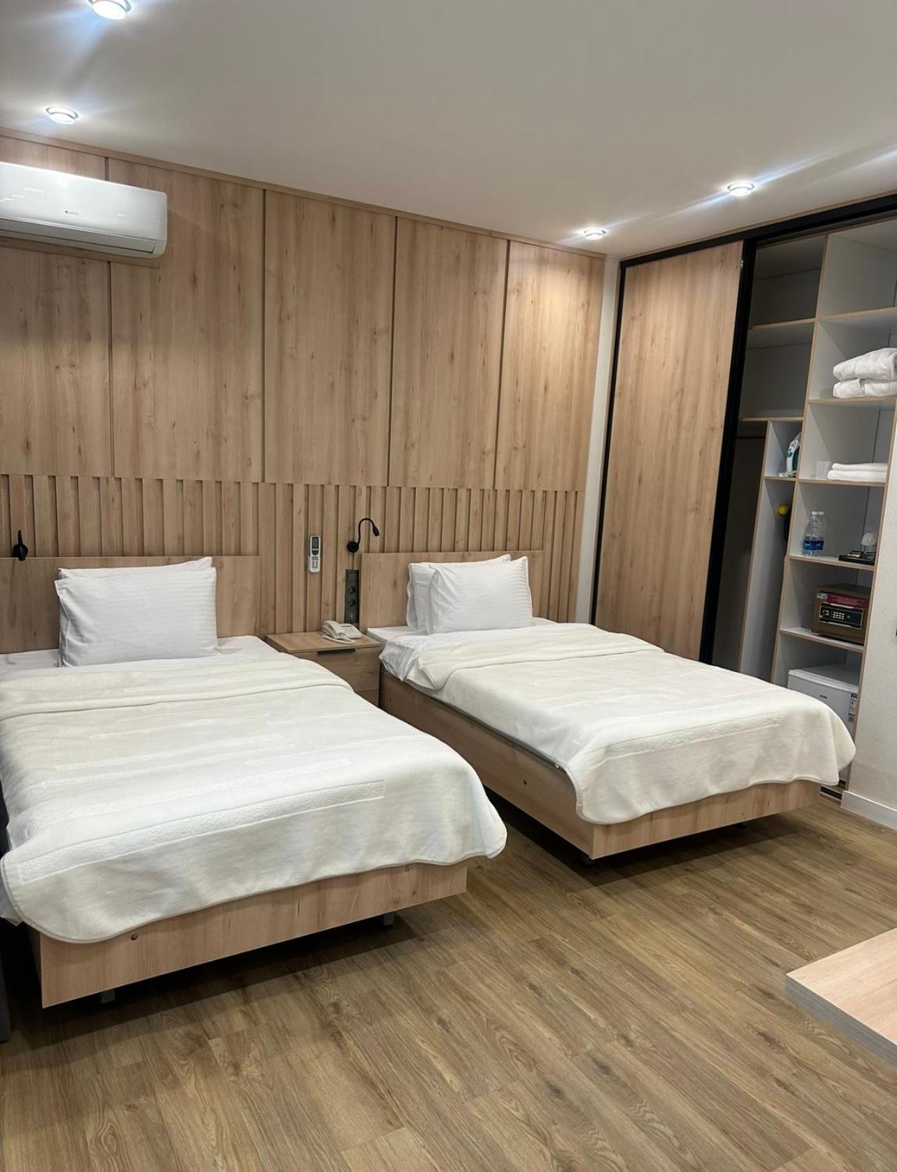 Golden Dragon Hotell Bisjkek Eksteriør bilde