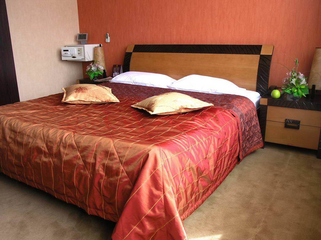 Golden Dragon Hotell Bisjkek Eksteriør bilde
