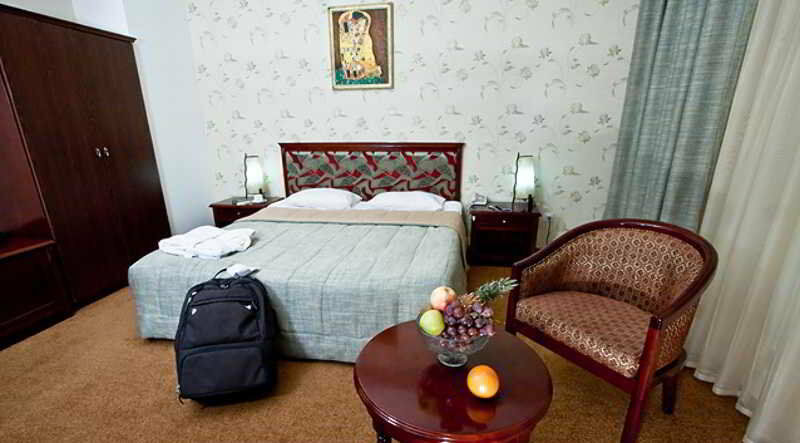 Golden Dragon Hotell Bisjkek Eksteriør bilde